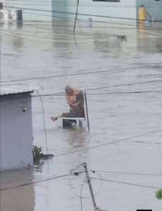 El amor de una pareja de abuelitos en plena inundación en Poza Rica, conmovió a cibernautas.