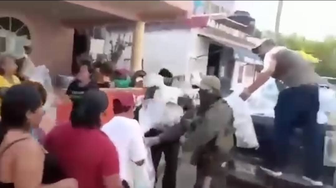 Cártel Jalisco regala despensas a damnificados en Veracruz