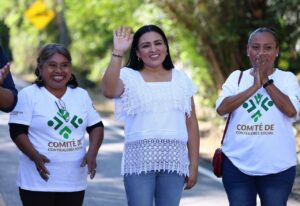 Entrega Blanca Merari circuito vial pavimentado en Puerto Morelos.