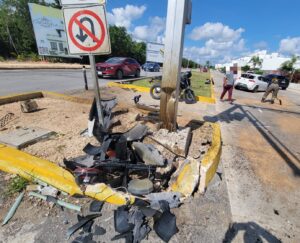 Automovilista choca contra semáforo en la avenida 135 de Cancún