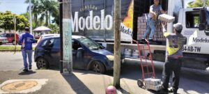 Automóvil sedán se embarra en camión de cerveza en Chetumal 