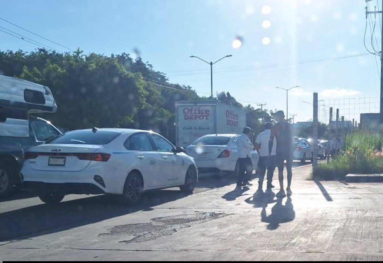 La riña en entre el ciclista y el taxista originó un caos vial en la avenida Constituyentes de Playa del Carmen