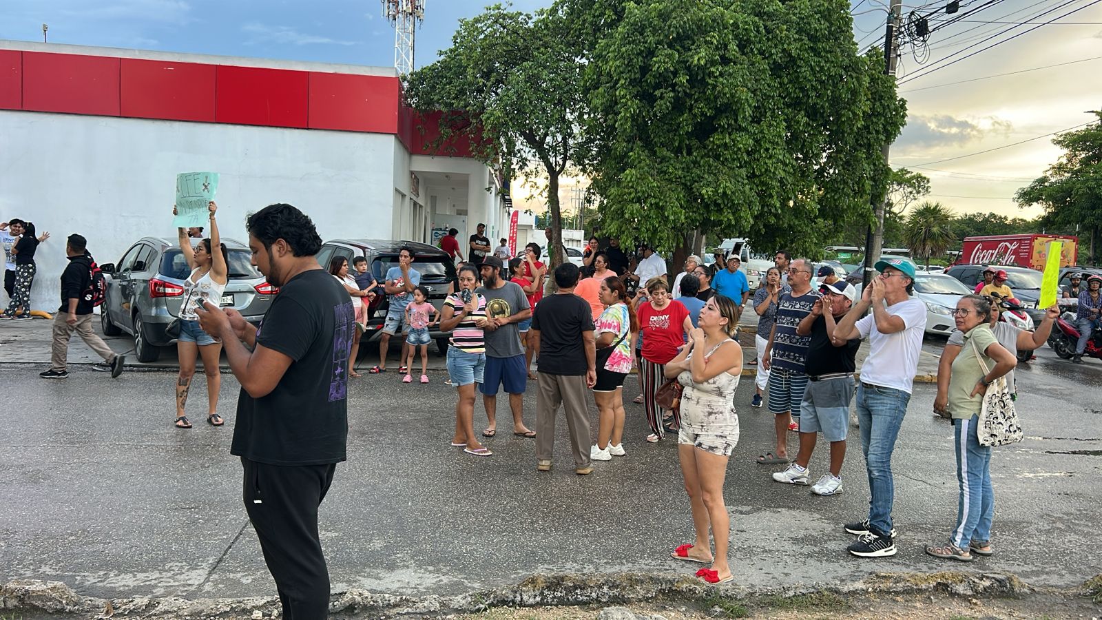 Protestan en Cancún con cierres de vialidades por falta de Luz