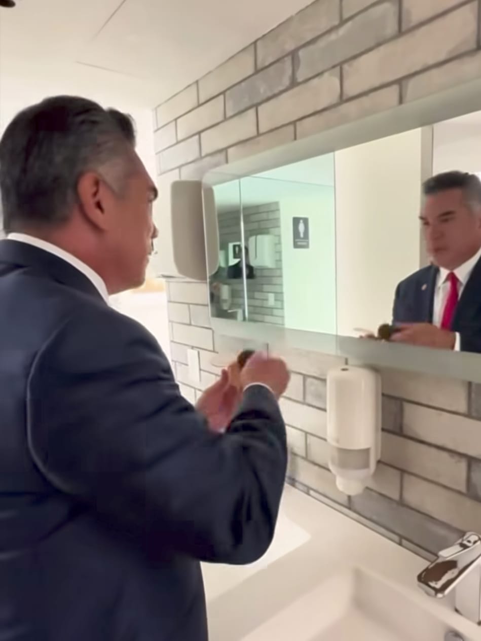 "Alito Moreno, líder del PRI presume cómo se maquilla antes de dar entrevistas y salir a cámara.