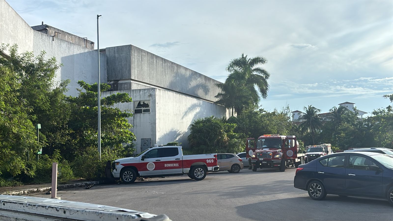 Bomberos apagan incendio en antiguo casino PlayBoy en Cancún