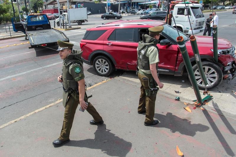Conductora evita asalto pero choca tres autos al intentar escapar