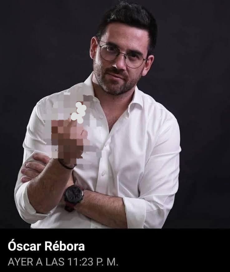 Piden que funcionario de Quintana Roo se sancionado por mostrar "dedo de en medio" en sus redes sociales.