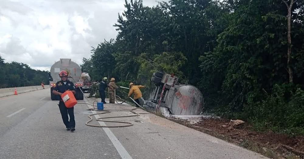 La pipa transportaba 31 mil litros de turbosina. Se cerraron ambos carriles de la vía Cancún a Mérida