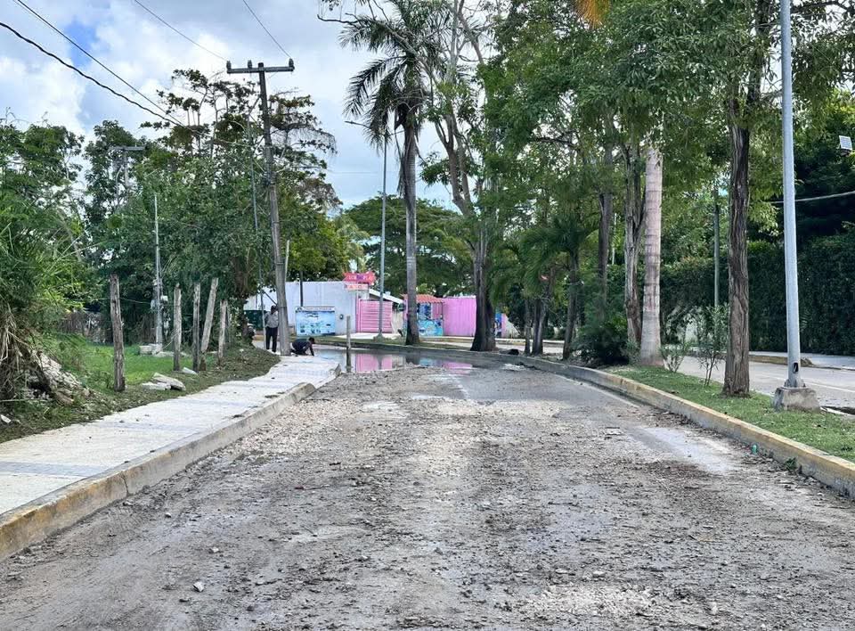 Pese a la repavimentación que costó más de 100 millones de pesos en el gobierno de Carlos Joaquín y 49 millones más en este 2025, la imagen habla por si sola.