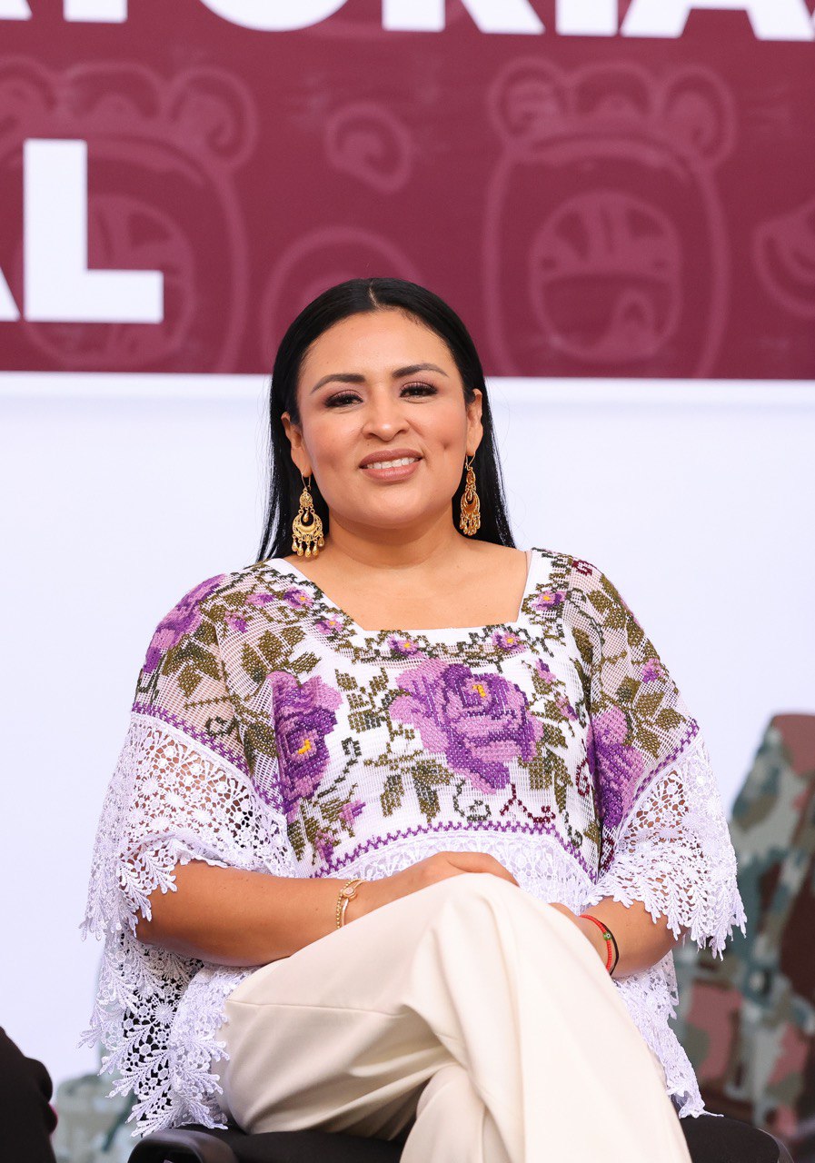 Blanca Merari Tziu Muñoz felicitó a los 7 artesanos de Leona Vicario, quienes arrasaron en el XXVIII Concurso Estatal de Artesanías Quintanarroenses "Deja que te lo cuenten mis manos" 2025.