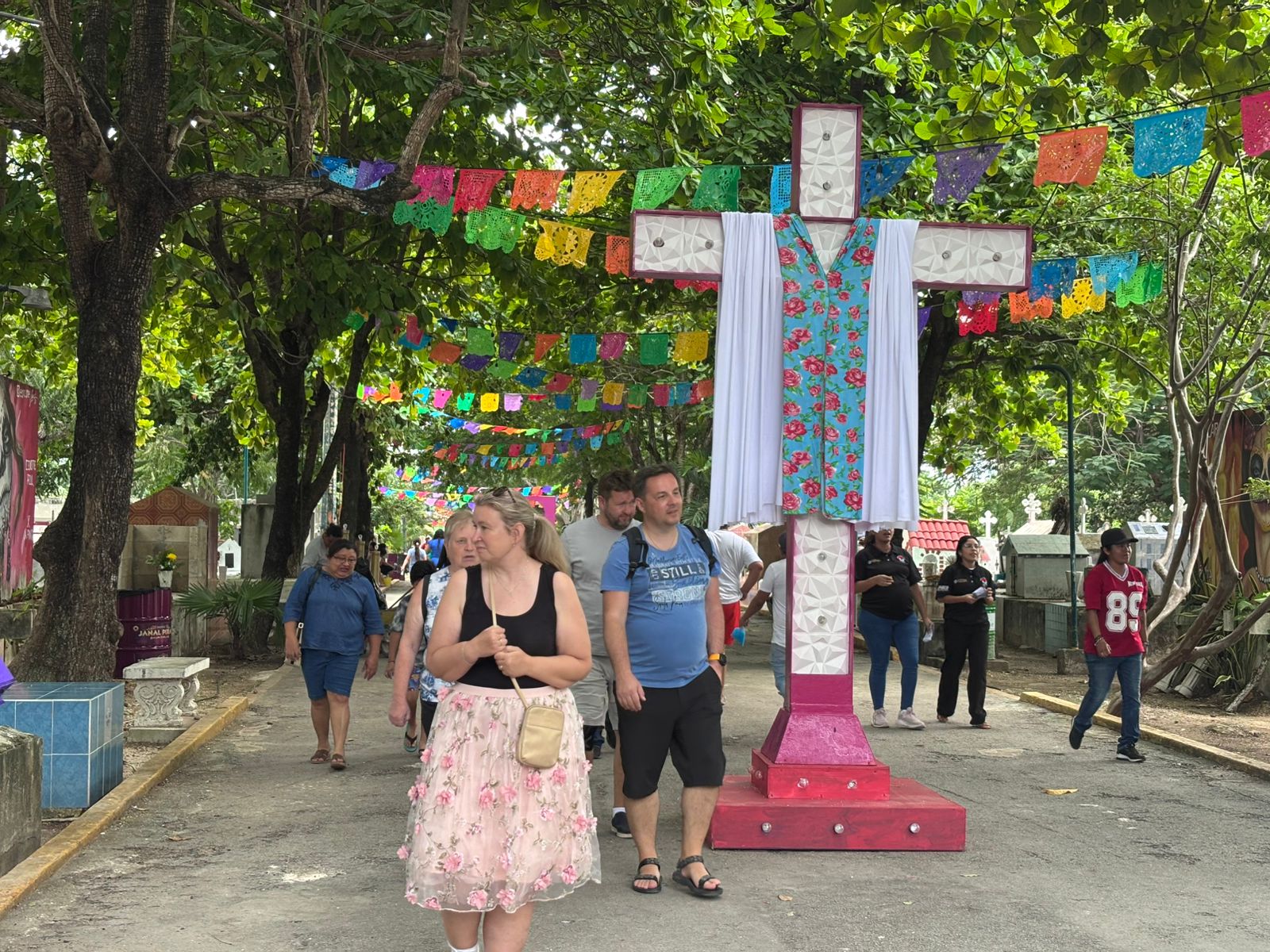 Afluencia de cancunenses en el Panteón de Los Olivos en el inicio de los festejos del Dia de Muertos