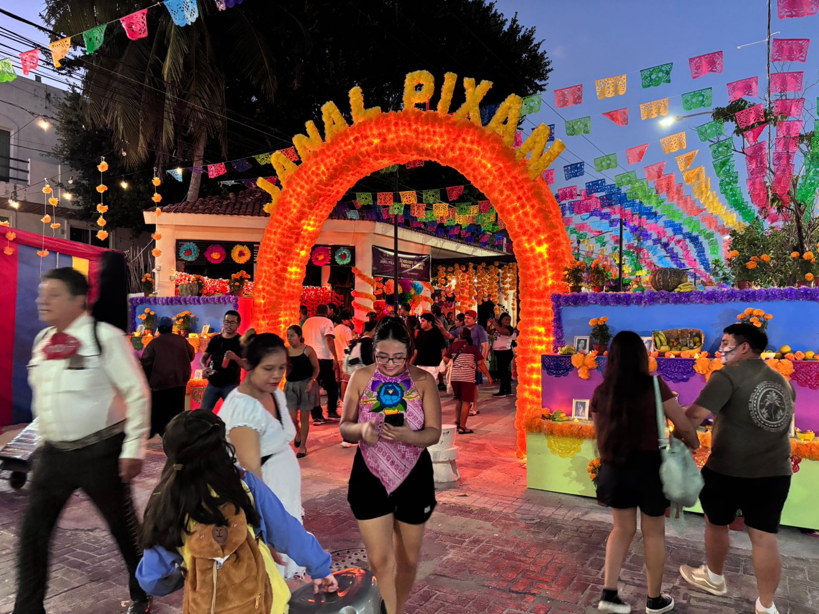 Janal Pixán 2025 que se lleva a cabo en Puerto Juárez, atrae a miles de ciudadanos de Cancún y turistas