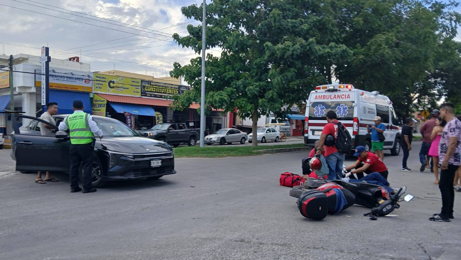 El accidente ocurrió en la esquina de la avenida Constituyentes del 74 con calle Reforma Agraria, entre una motocicleta en la que viajaban dos mujeres y un automóvil sedán Kia color gris.