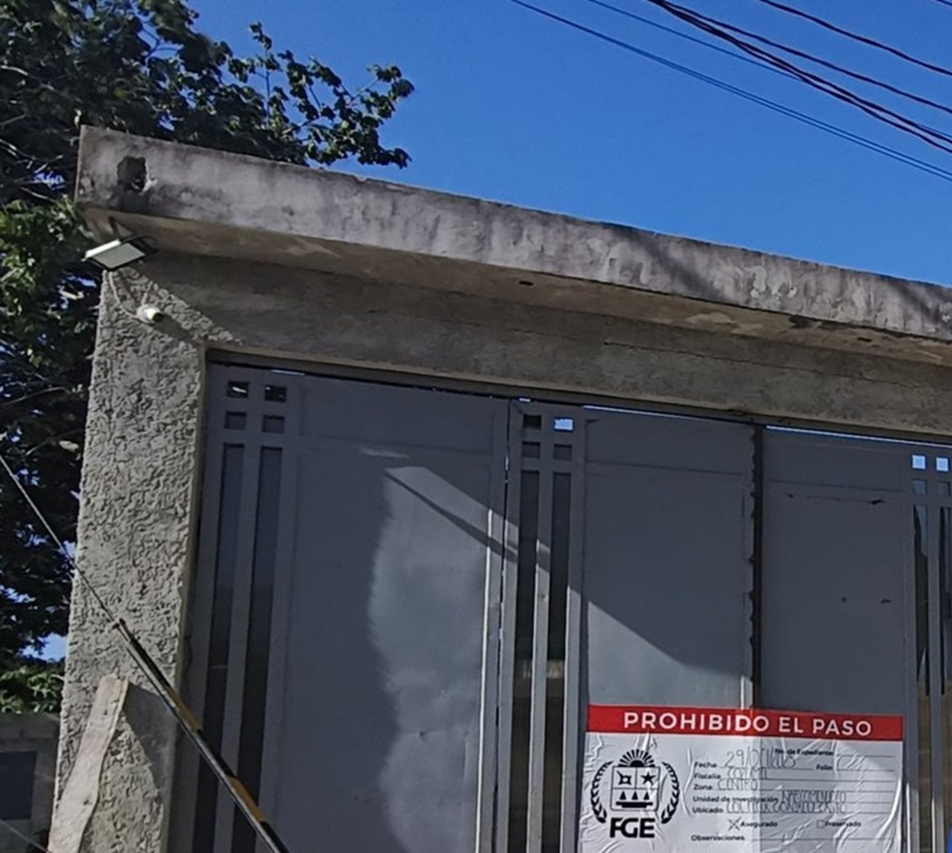 Se aseguró la vivienda, un BMW, ocho motocicletas y una cuatrimoto; dos armas de fuego, drogas (sin especificar la cantidad) y se detuvo a 10 personas.