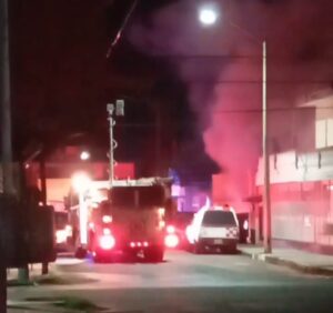 Incendio intensional consume dos automóviles en Chetumal.