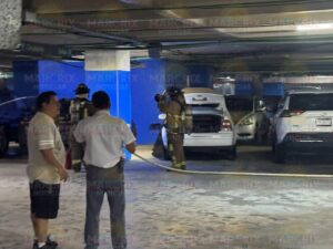 Vehículo se incendia en el estacionamiento de Plaza Las Américas en Cancún