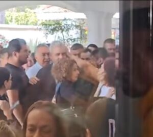 Mujer cachetea al gobernador de Michoacán durante el velorio del alcalde de Uruapan