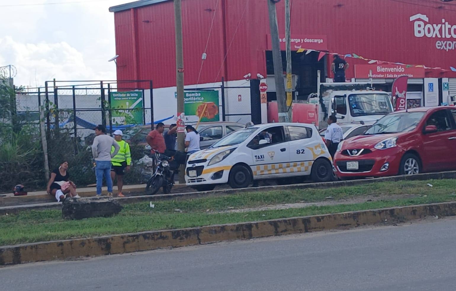 Por exceso de velocidad y falta de precaución, taxista choca motocicleta y automóvil en Chetumal