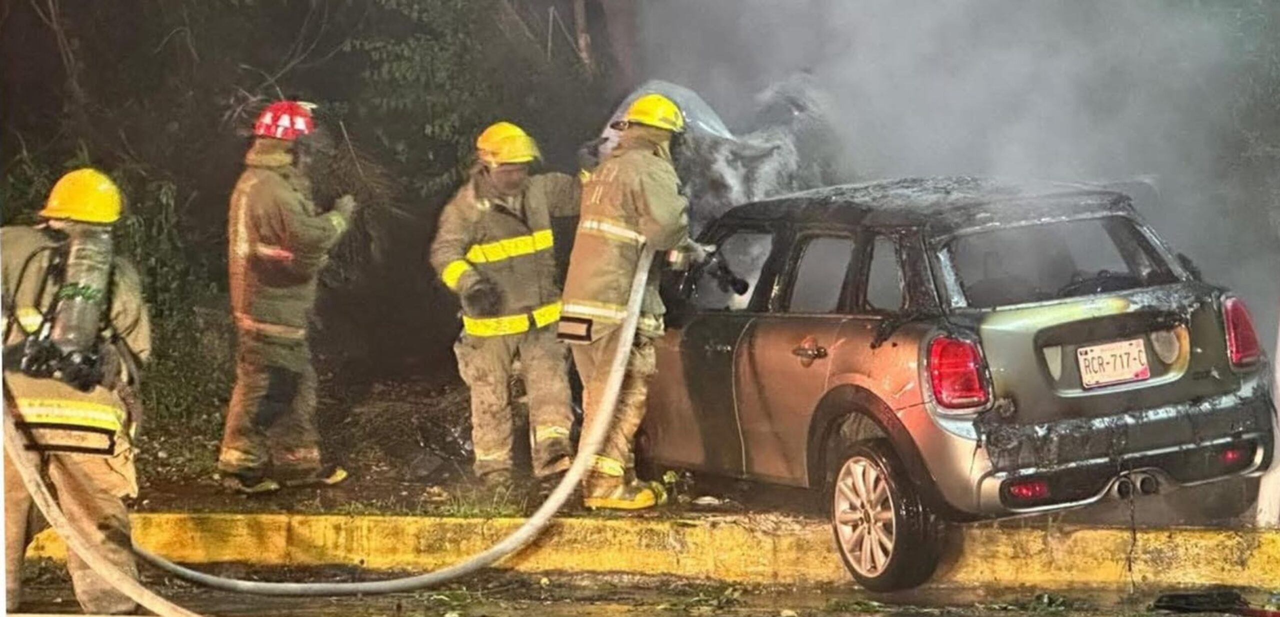 Al impactarse y terminar sobre el camellón el Mini Cooper se empezó a incendiar, por lo que llegaron los Bomberos para sofocar las llamas