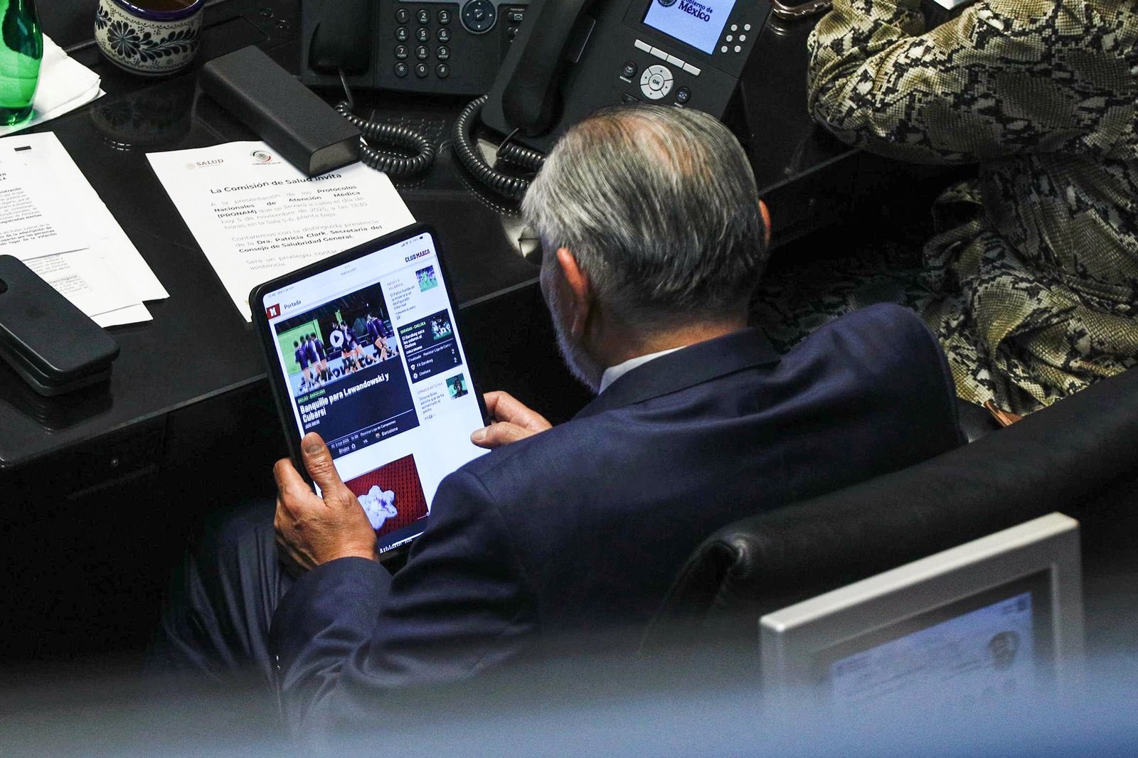 Adán Augusto leía noticias deportivas en plena sesión del Senado