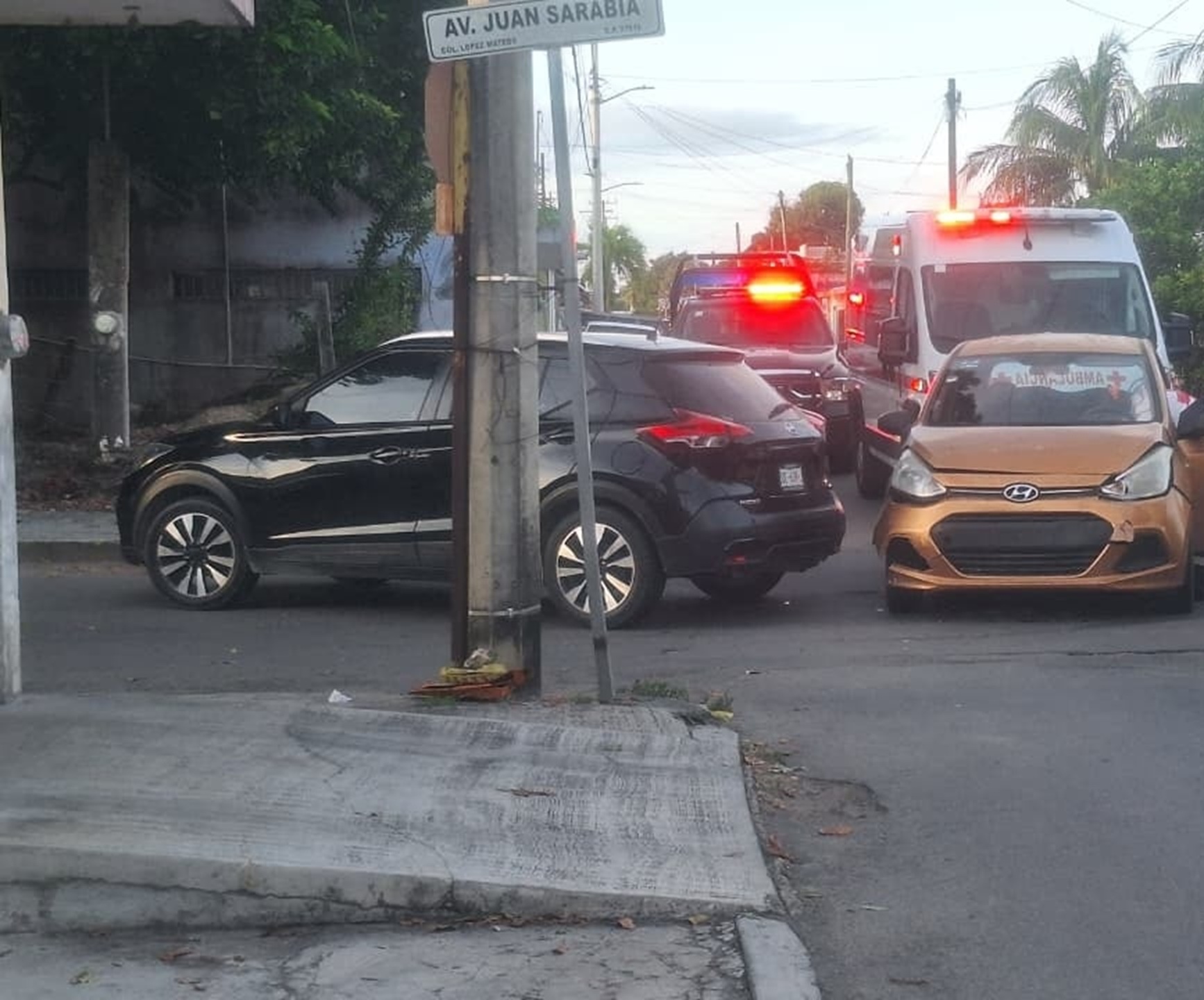 Bombero resultó lesionado tras el choque y trasladado a la clínica hospital del ISSSTE para su debida atención médica