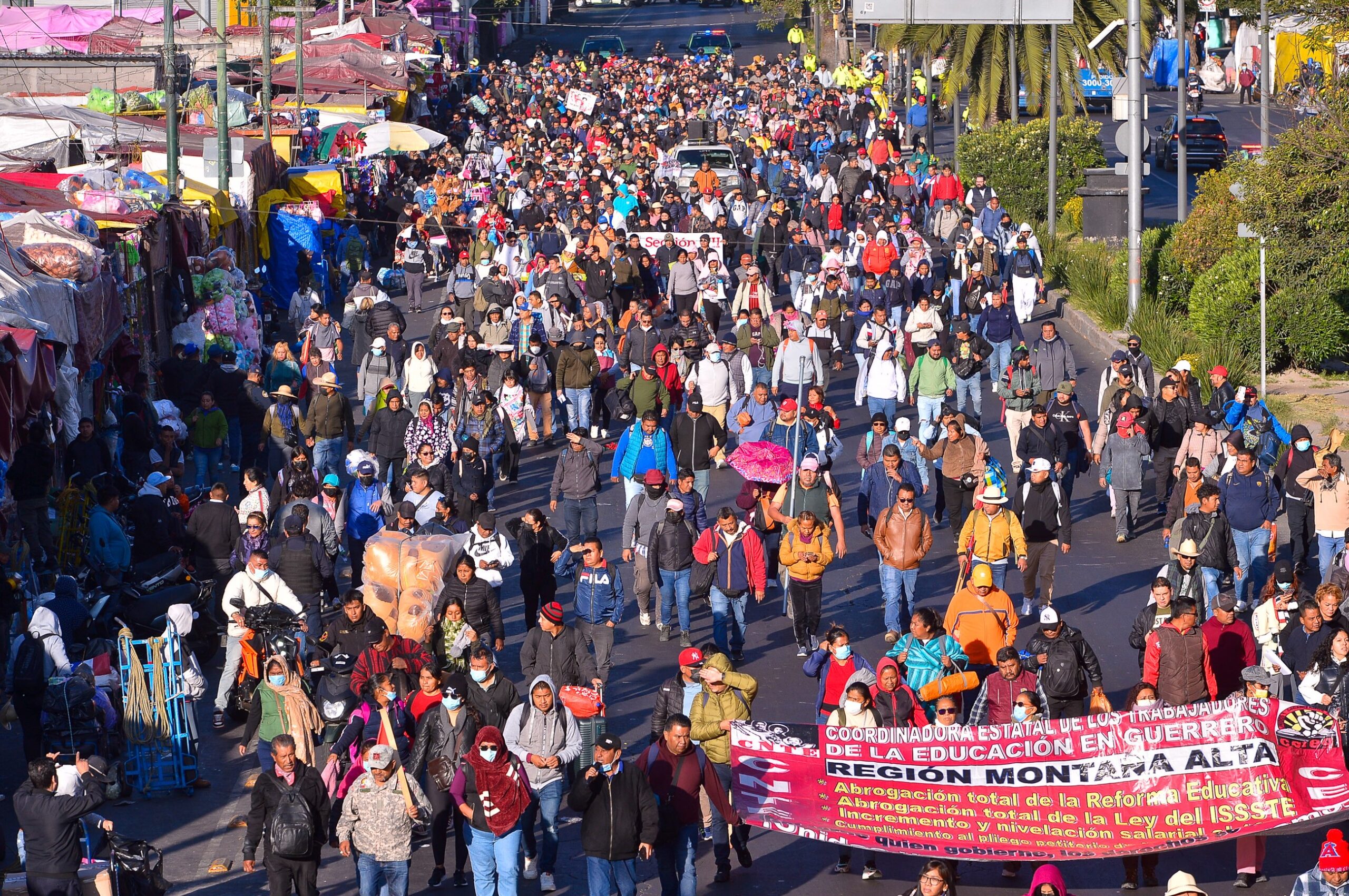 “Si no hay solución, no habrá Mundial. Si no hay solución, no rodarás tu balón”, gritaron los maestros de la CNTE.