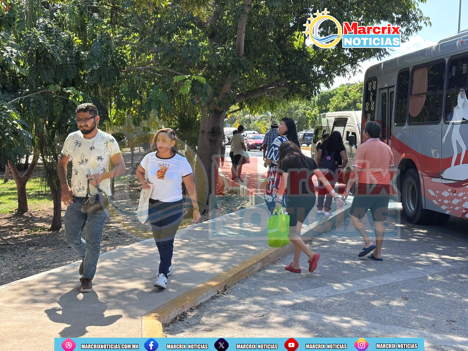 andadores peatonales en la avenida Tulum