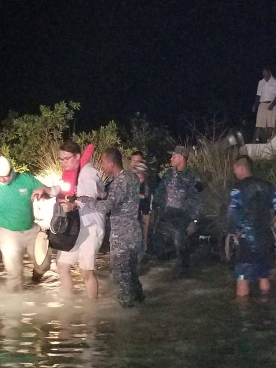 La embarcación turística de Wáter Jet quedó varada cerca de San Pedro Belice, tras cubrir la ruta oeste, entre Chetumal y Belice, luego de chocar contra un islote.