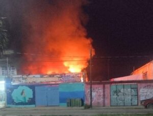 Incendio reduce a cenizas el bar “Acuario” en Cancún