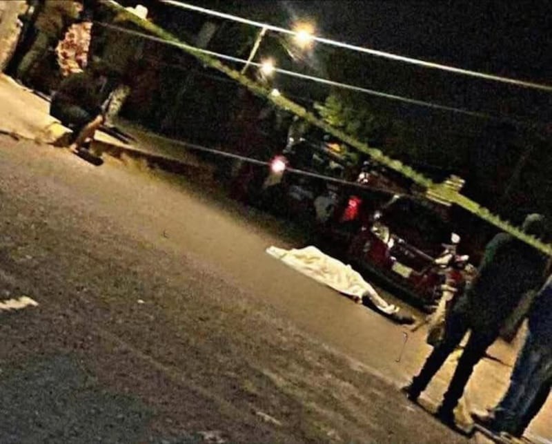 Hermenegildo Vázquez se resistió a las órdenes de los sujetos, por lo que éstos le dispararon varias veces hasta quitarle la vida.