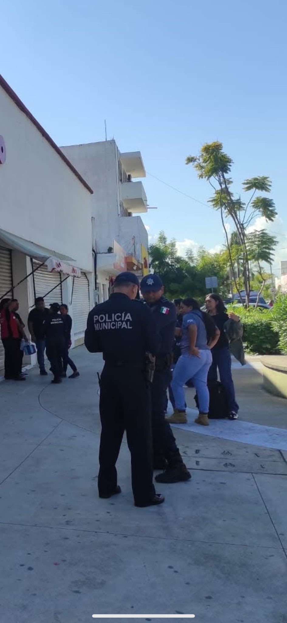 Tras hacer un boquete entran y roban 80 mil pesos en la tienda Milano