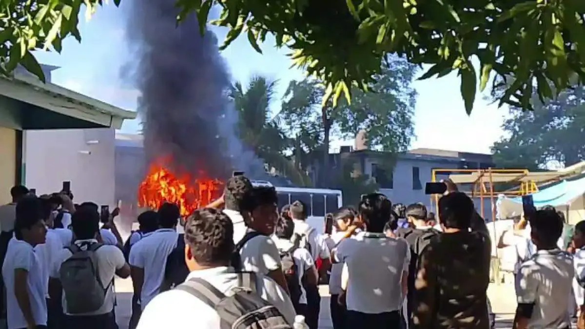 Estudiantes del Conalep quemaron su autobús porque no les pagaron sus becas