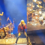Baterista de Maná cae en el escenario durante concierto