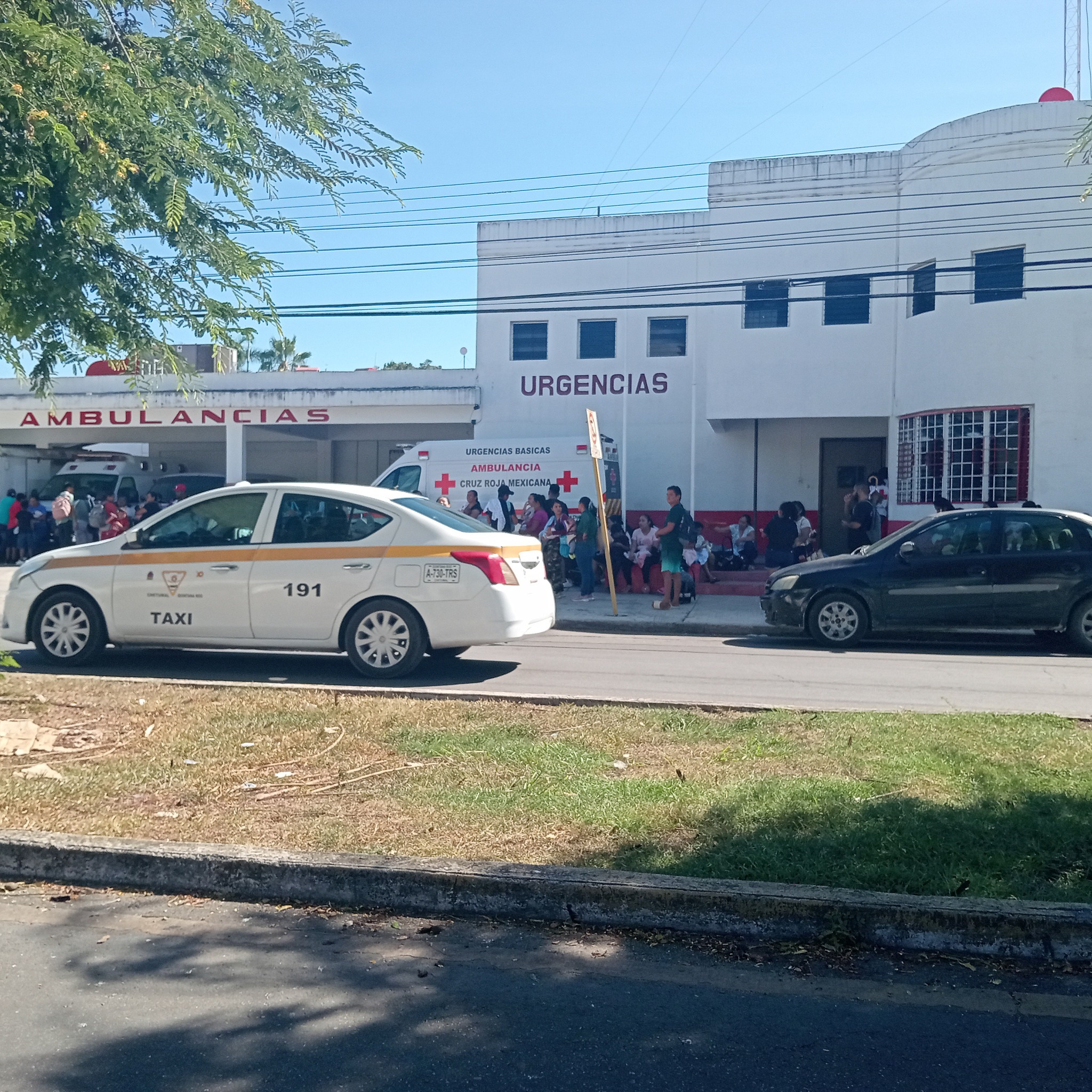 Filas de padres y madres con bebés en brazos para complementar las vacunas de recién nacido en Hospital Morelos de Chetumal