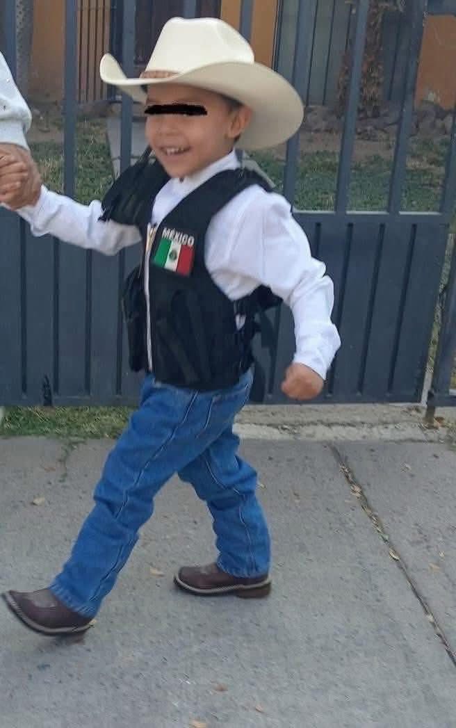 Niño desfiló el "0 de Noviembre del "héroe nacional" Carlos Manzo