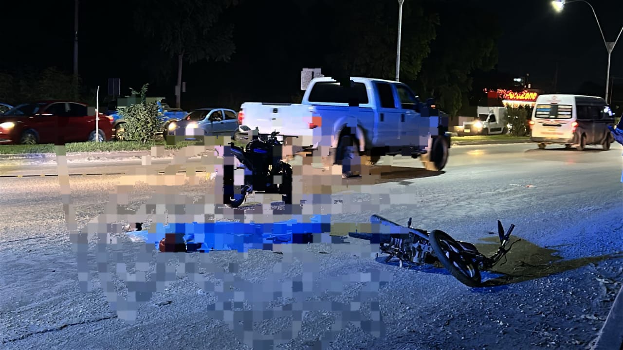 Al ir a exceso de velocidad saltó el paso peatonal, perdió el equilibrio al pasar sobre un montículo, derrapó y golpeó su cabeza contra el pavimento por lo que murió