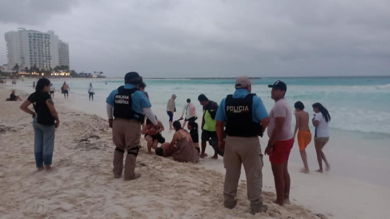 Tres turistas se metieron a nadar con banderas rojas y uno murió ahogado en las playas de Cancún