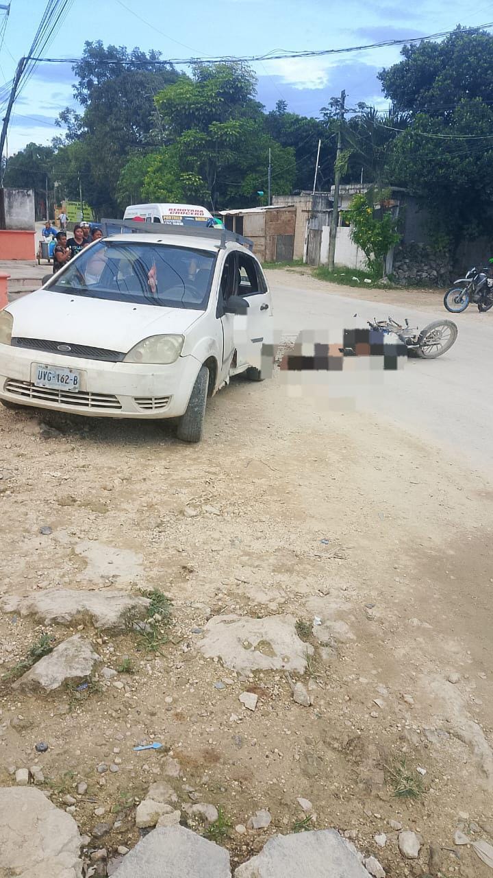 Testigos afirman que el motociclista iba gravemente herido, tras chocar e impactarse en el automóvil color blanco.