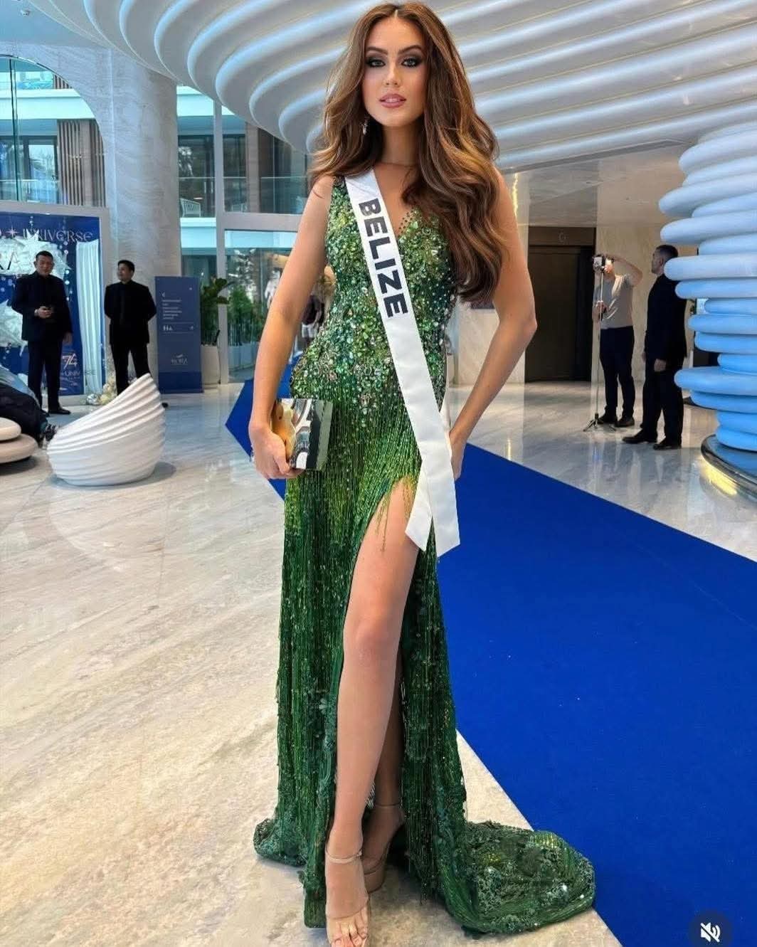 El vestido del diseñador chetumaleño, Miss Belice lo utiliza en la cena de bienvenida de Miss Universo "Gala de la Luz" en Tailandia.