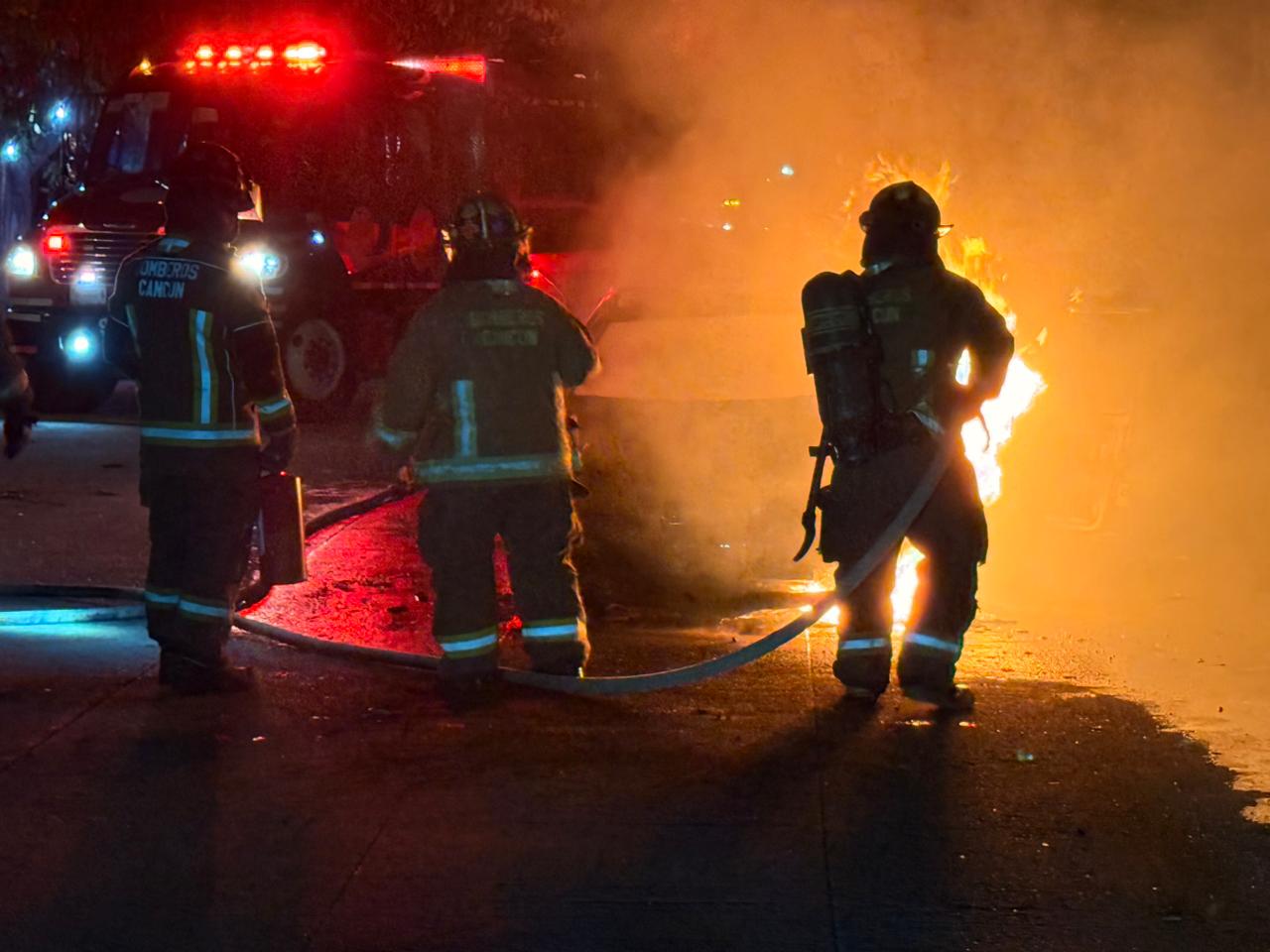 El automóvil Jetta modelo antiguo, año 88 o 90, se quemó en su totalidad, por lo que fue pérdida total.