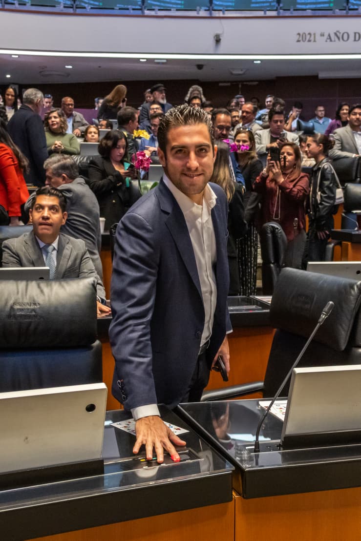 El senador quintanarroense enfatizó que el Presupuesto 2026 consolida los principios de la Cuarta Transformación, al garantizar que los recursos públicos se utilicen con responsabilidad