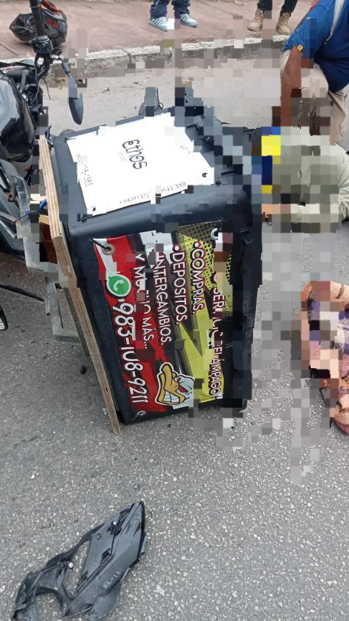 De acuerdo a los testigos el motorepartidor, un joven de aproximadamente 28 años, no respetó la distancia entre ambos vehículos y fue el responsable de este accidente