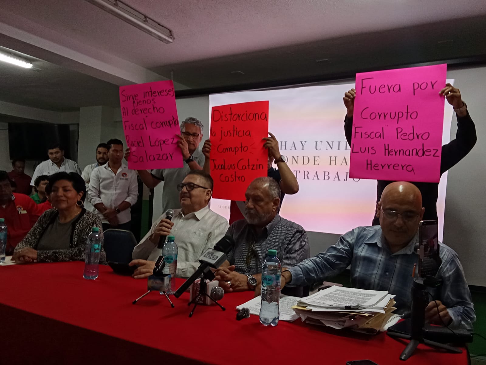 Santamaría Casanova denunció que fue extorsionado Por la Fiscalía General primero por 500 mil pesos, después con 400, más tarde de 300 y últimamente 100 mil pesos