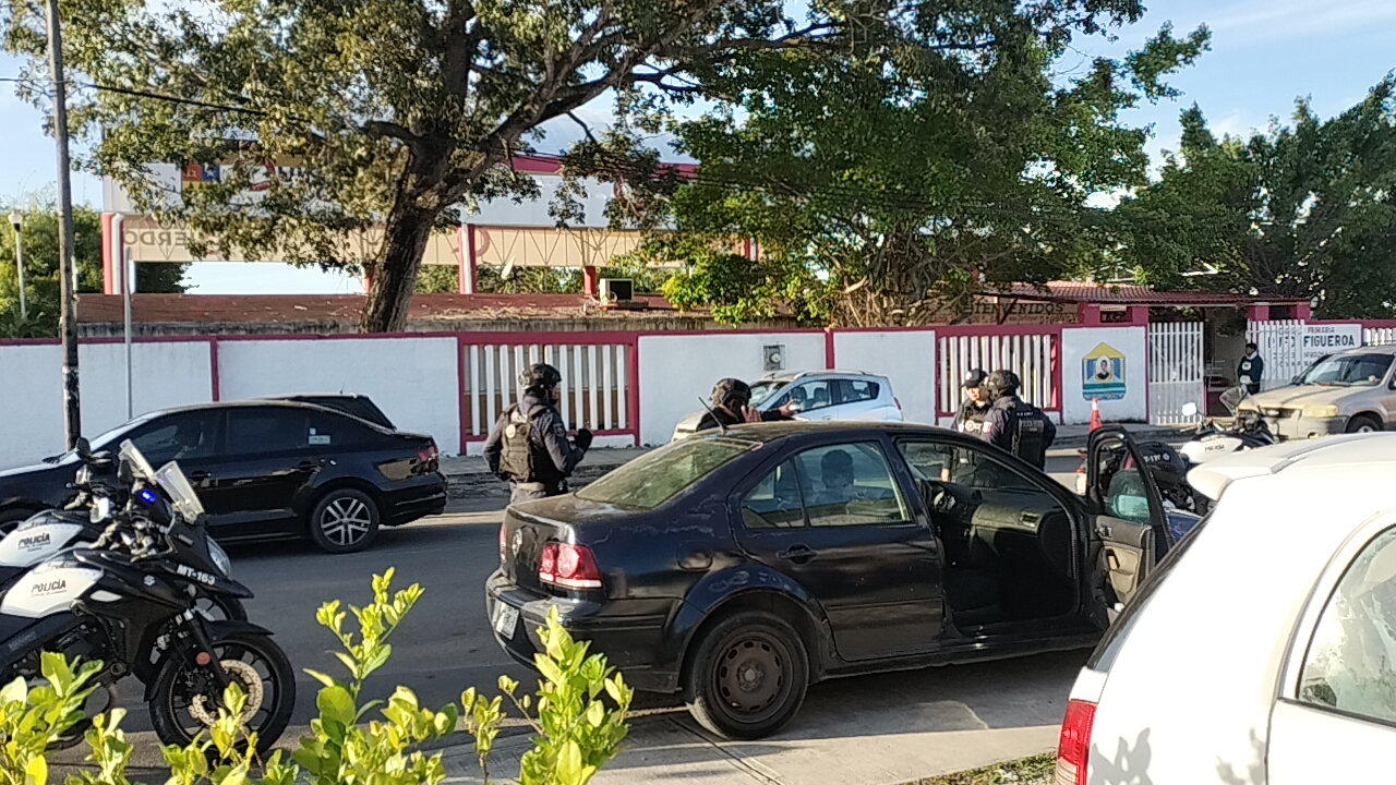 Se sube a la banqueta con su Jetta para dormir "La Mona" y la policía lo despierta y detiene