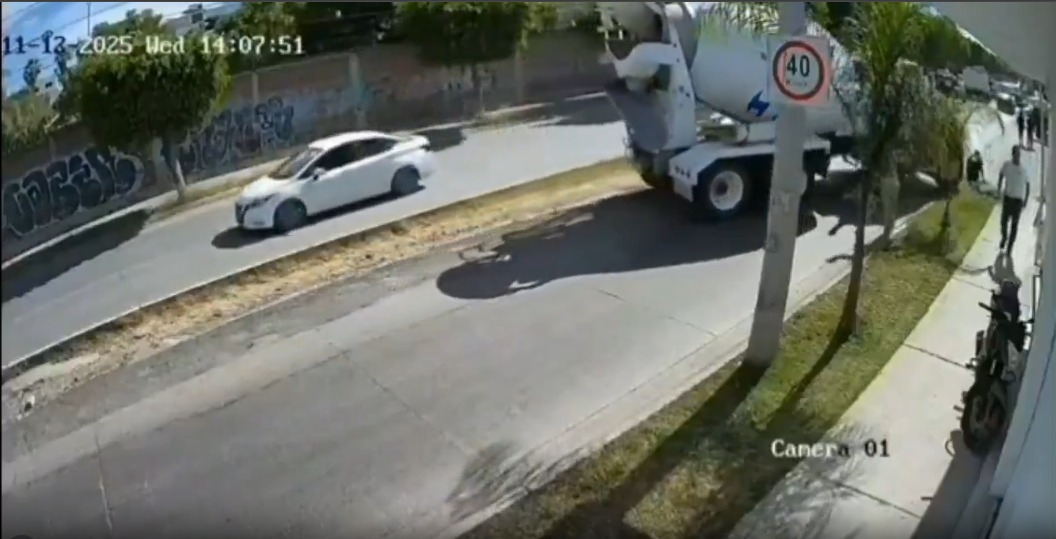 Revolvedora atropella y mata a joven.