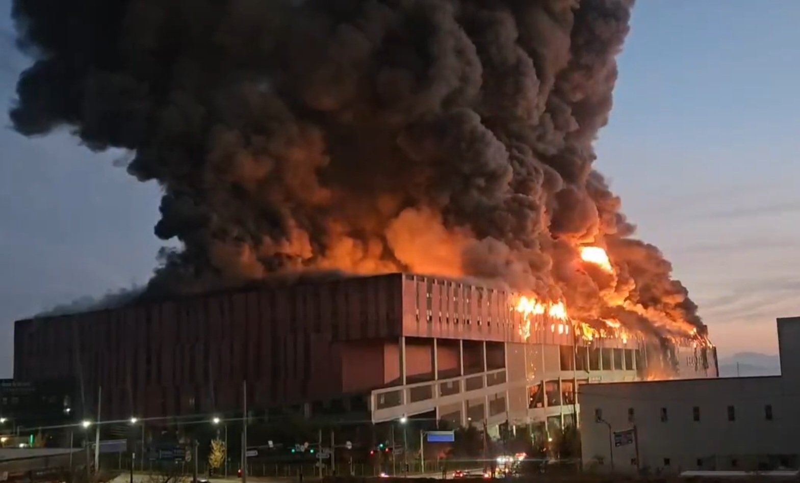 Las instalaciones del “Centro logístico de E-Land Fashion” estaban repletas de ropa, calzado y textiles altamente inflamables