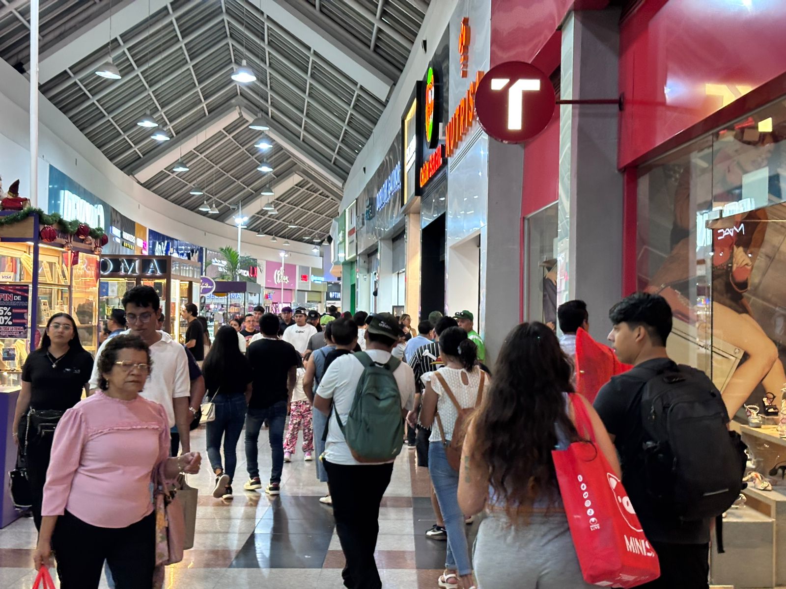 Cancunences abarrotas centros comerciales en el Buen Fin