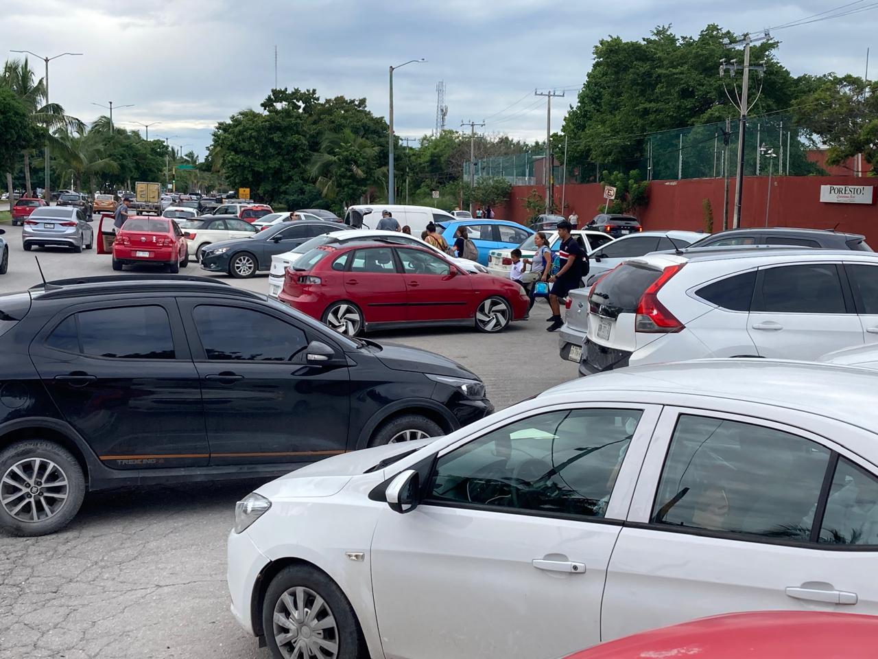 Caos vial en avenidas Chichen Itzá y Andrés Q Roo, a la salida de clases en Colegio Boston