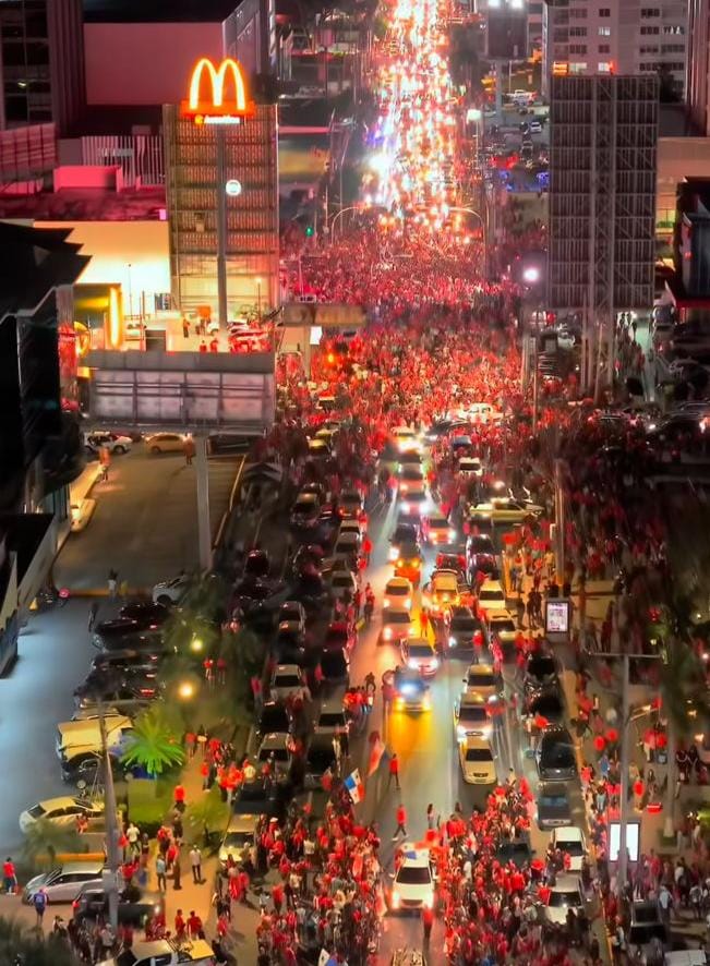 La calle 50, la principal arteria de la ciudad, se inundó de fanáticos celebrando el pase al Mundial 2026 deportivo en pleno "mes de la patria"