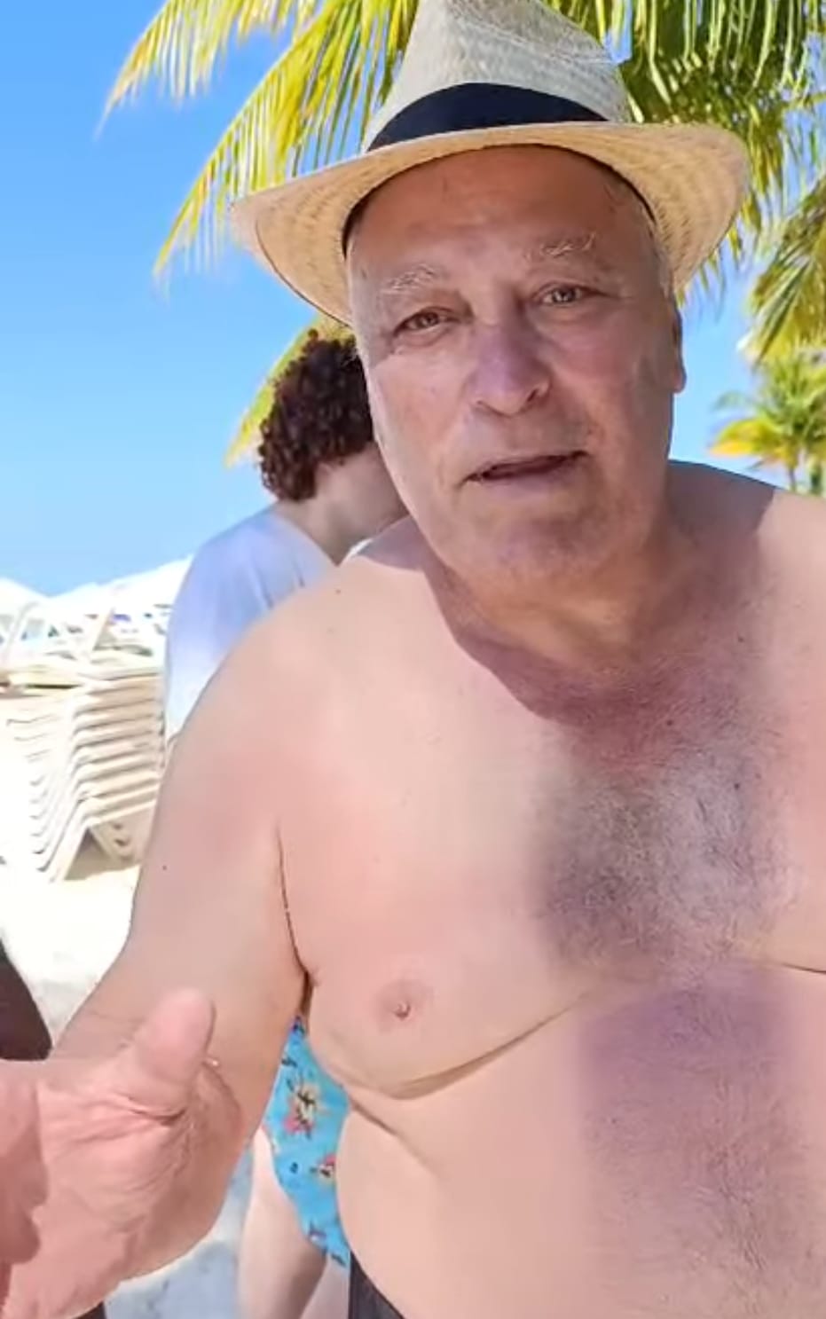 Les exigían pagar 15% de propina, en un restaurant con acceso a la playa en Playa Norte, Isla Mujeres